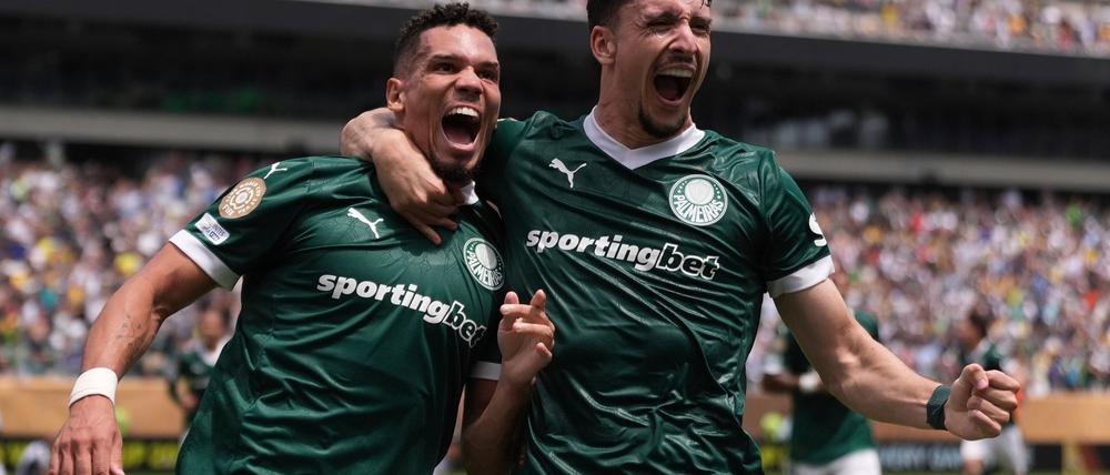 Ex-Bundesliga-Star Paulinho (l) hat getroffen. 