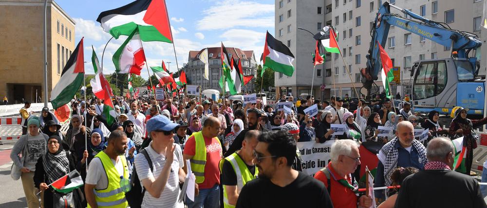 An dem Protestzug von Tempelhof nach Kreuzberg nahmen laut Polizei 400 Menschen teil.