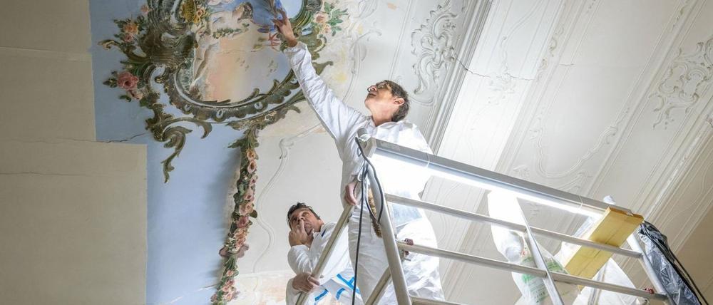 Unter Farbschichten entdeckt: ein farbig gefasstes Medaillon.