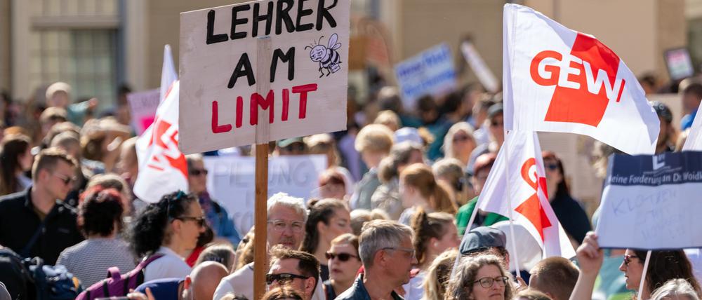 Die Bildungsgewerkschaft GEW zeigt sich offen für Gespräche über Lehrerstellen, bleibt aber bei ihrer Kritik am Haushalt (Archivbild).