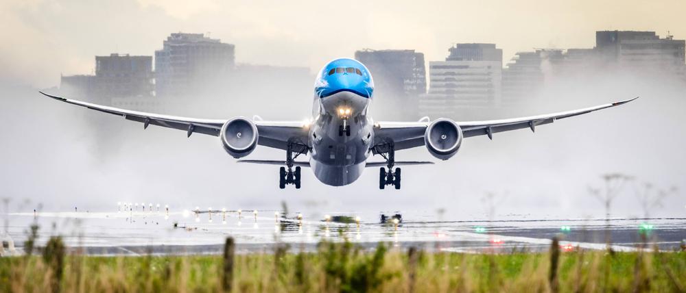 SCHIPHOL - A KLM plane takes off from the Kaagbaan at Schiphol Airport after a heavy rain. Photo: ANP / Hollandse Hoogte / Jeffrey Groeneweg netherlands out - belgium out PUBLICATIONxINxGERxSUIxAUTxONLY Copyright: xx x508333238x originalFilename: 508333238.jpg