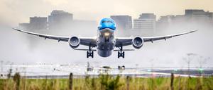 SCHIPHOL - A KLM plane takes off from the Kaagbaan at Schiphol Airport after a heavy rain. Photo: ANP / Hollandse Hoogte / Jeffrey Groeneweg netherlands out - belgium out PUBLICATIONxINxGERxSUIxAUTxONLY Copyright: xx x508333238x originalFilename: 508333238.jpg