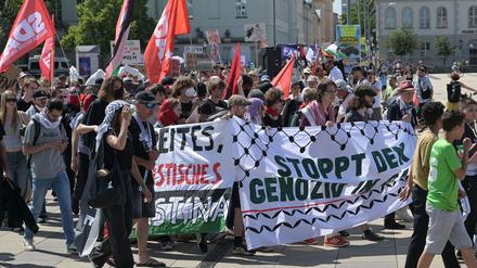 Etwa 300 Menschen zogen durch Potsdam.