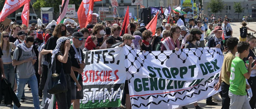 Etwa 300 Menschen zogen durch Potsdam.
