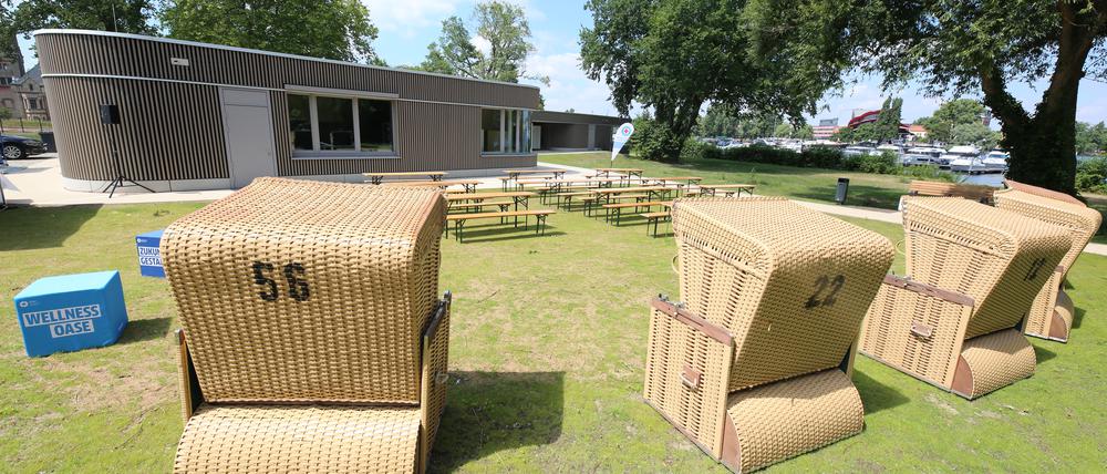 Schlüsselübergabe für das neugestaltete „Stadtbad Park Babelsberg“.