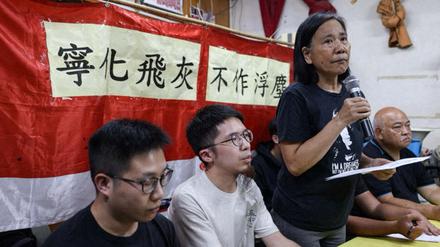 Die Vorsitzende der Liga der Sozialdemokraten in Hongkong, Chan Po Ying, spricht vor Journalisten.
