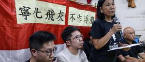 Die Vorsitzende der Liga der Sozialdemokraten in Hongkong, Chan Po Ying, spricht vor Journalisten.