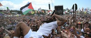 Bob Vylan bei einem Auftritt auf der West Holts Stage während des Glastonbury Festivals in Worthy Farm in Somerset.