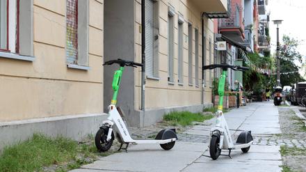 Noch immer werden in Berlin nicht alle E-Scooter ordnungsgemäß abgestellt.