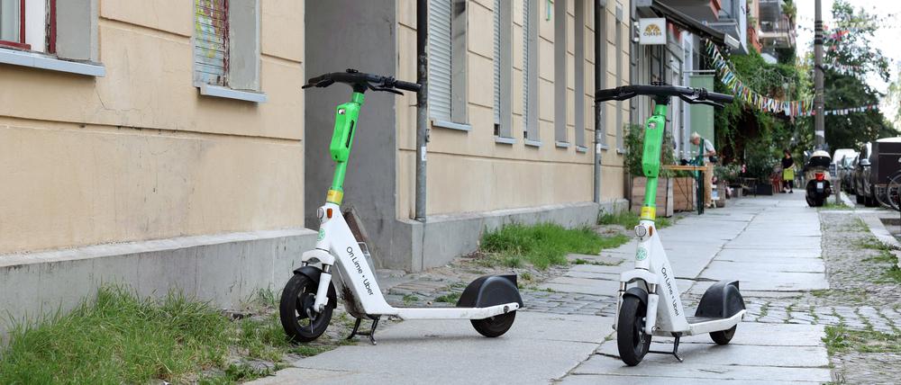 Noch immer werden in Berlin nicht alle E-Scooter ordnungsgemäß abgestellt.