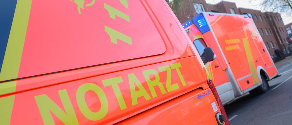 Der Schriftzug „Notarzt“ an einem Einsatzwagen der Berliner Feuerwehr.