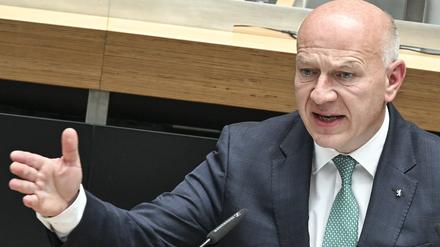 Kai Wegner (CDU), Regierender Bürgermeister von Berlin, spricht in der Plenarsitzung im Berliner Abgeordnetenhaus. (Archivbild)