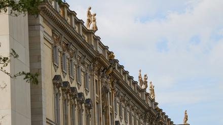 Die letzten der 19 Balustradenfiguren werden auf dem Humboldt Forum installiert.  