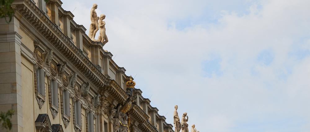 Die letzten der 19 Balustradenfiguren werden auf dem Humboldt Forum installiert.