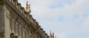 Die letzten der 19 Balustradenfiguren werden auf dem Humboldt Forum installiert.  