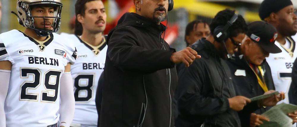 Thunder-Trainer Jag Bal (Mitte)