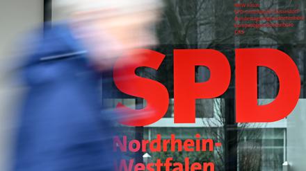 Das Logo der SPD an der Zentrale der Landespartei in Düsseldorf.