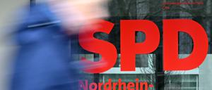 Das Logo der SPD an der Zentrale der Landespartei in Düsseldorf.