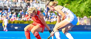 Lisa Nolte (r.) zeigte nach dem 0:1 mit dem 4:2 eine starke Reaktion mit ihrem Team gegen England.