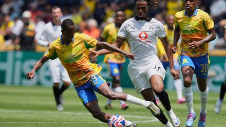 Carney Chukwuemeka (M) kann bei der Club-WM weiter für den BVB spielen