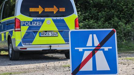 Wegen des umgekippten Tanklasters bei Ziesar ist die A2 weiterhin gesperrt. Die Reinigungsarbeiten gestalten sich schwierig. (Archivbild) 