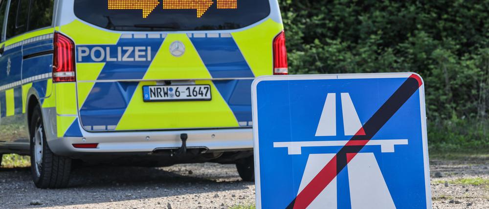 Wegen des umgekippten Tanklasters bei Ziesar ist die A2 weiterhin gesperrt. Die Reinigungsarbeiten gestalten sich schwierig. (Archivbild)