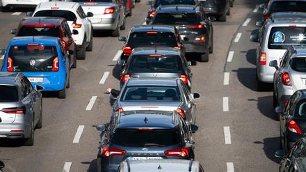 Autos stehen auf der Autobahn im Stau. (Symbolbild)