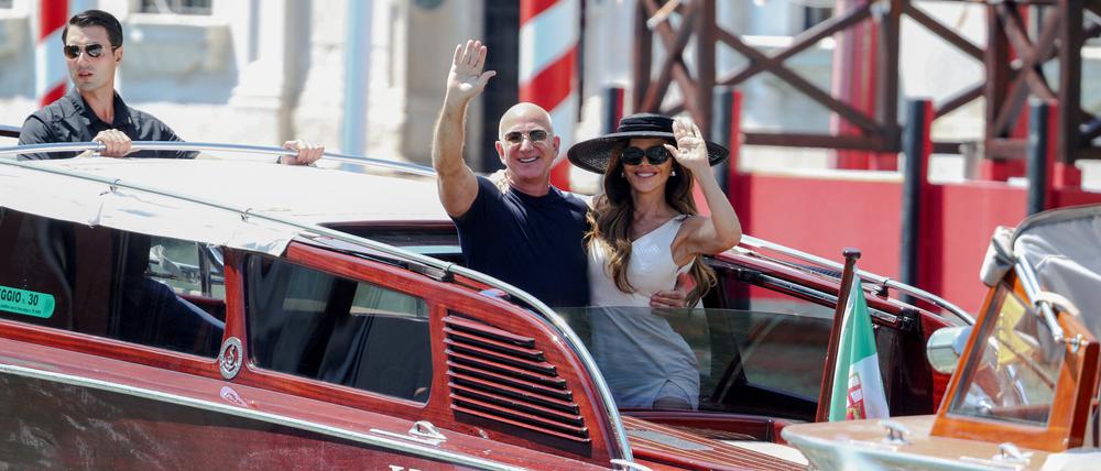 Jeff Bezos und seine Frau.