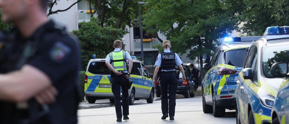 Bei einer Massenschlägerei mit bis zu 100 beteiligten Menschen in Heiligenhaus in Nordrhein-Westfalen sind sieben Menschen verletzt worden.