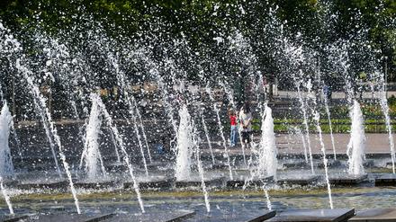  An zahlreichen Orten in Berlin gibt es Wasserspielplätze, Planschen oder Pumpen. (Archivbild)
