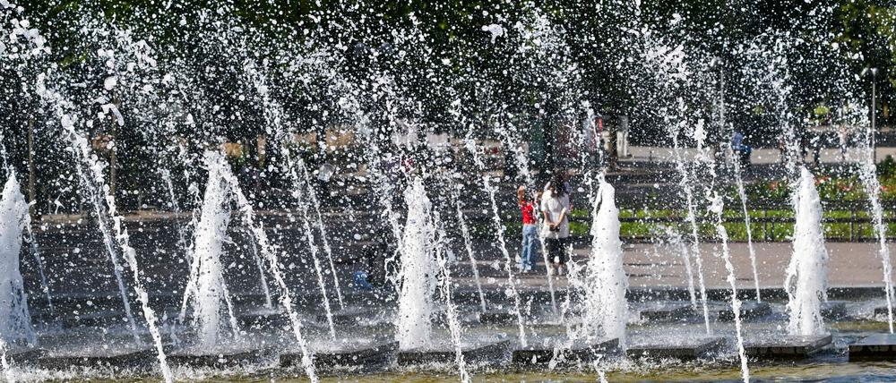 An zahlreichen Orten in Berlin gibt es Wasserspielplätze, Planschen oder Pumpen. (Archivbild)