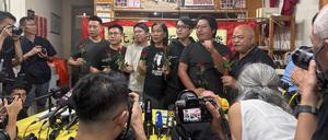 Aktuelle und ehemalige Mitglieder der pro-demokratischen Partei Hongkongs, der League of Social Democrats (LSD), geben die Auflösung der Partei bekannt. 