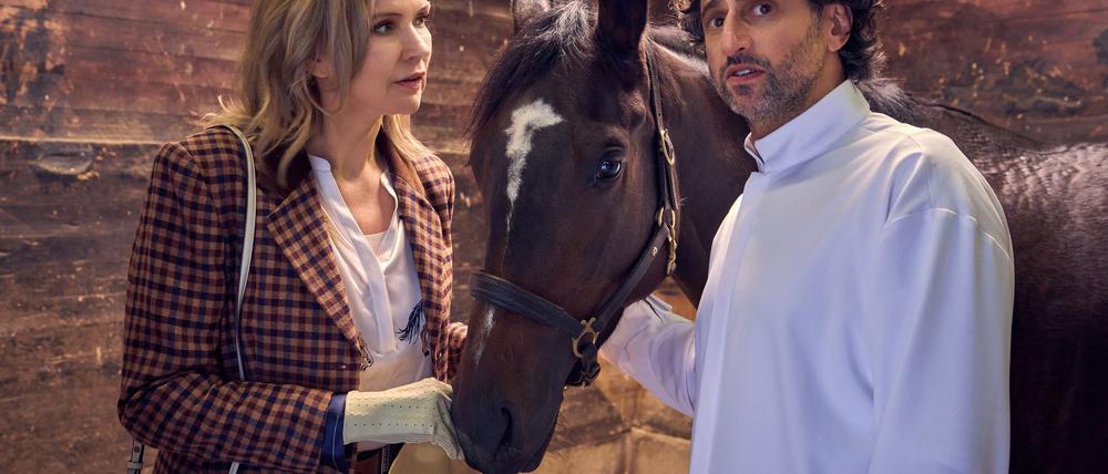 Szene aus dem ZDF-Film „Andere Eltern - die 1. Klasse“: Frau Marx (Veronica Ferres) bekommt von Björn (Serkan Kaya) das Pferd „Tortilla“ vorgestellt.