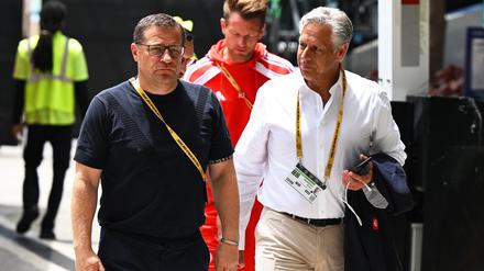 Max Eberl (l) beim Spiel des FC Bayern in Miami gegen Flamengo.
