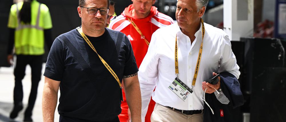 Max Eberl (l) beim Spiel des FC Bayern in Miami gegen Flamengo.
