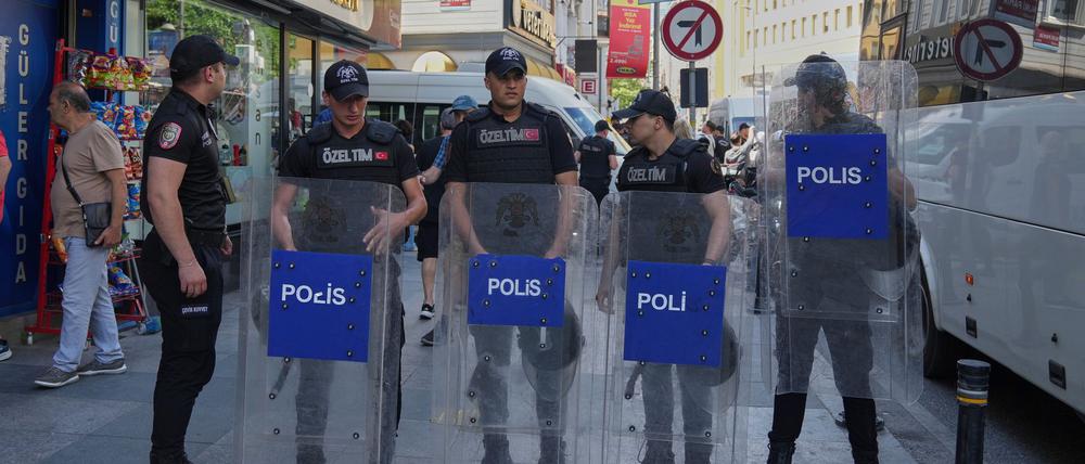 Türkische Polizisten stehen in einer Sicherheitslinie während des jährlichen LGBTQ+ Pride Marsches.