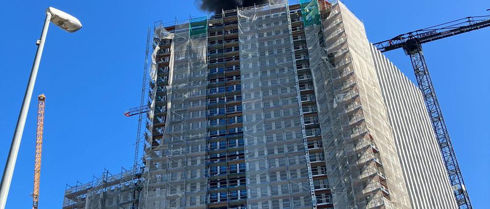 Die Ursache für das Feuer auf dem Dach eines Hochhauses ist noch unklar. 