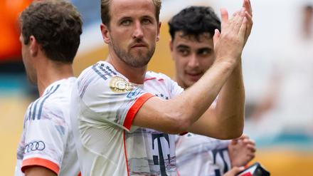 Bayerns Vorarbeiter und Matchwinner Harry Kane applaudiert den Fans.