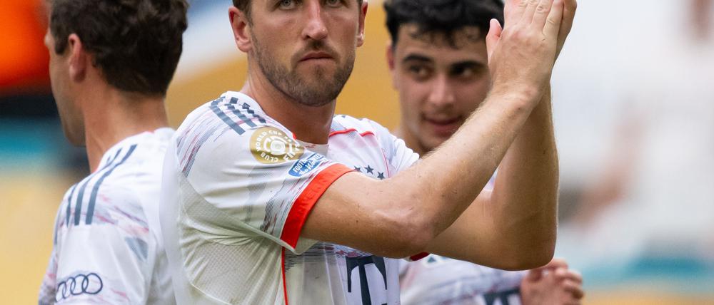 Bayerns Vorarbeiter und Matchwinner Harry Kane applaudiert den Fans.