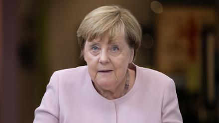 Angela Merkel, Bundeskanzlerin a.D., besucht im Rahmen einer Lesung aus ihren Memoiren „Freiheit“ die gleichnamige Ausstellung im Deutschen Hygiene Museum und trägt sich in das Stadtbuch ein (Archivbild).