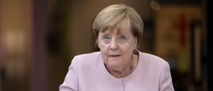 Angela Merkel, Bundeskanzlerin a.D., besucht im Rahmen einer Lesung aus ihren Memoiren „Freiheit“ die gleichnamige Ausstellung im Deutschen Hygiene Museum und trägt sich in das Stadtbuch ein (Archivbild).