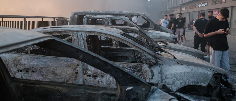 Mehrere Autos verbrannten in den Feuern.