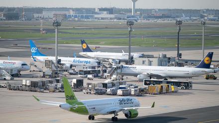 Jets von Lufthansa und AirBaltic auf dem Flughafen Frankfurt. 