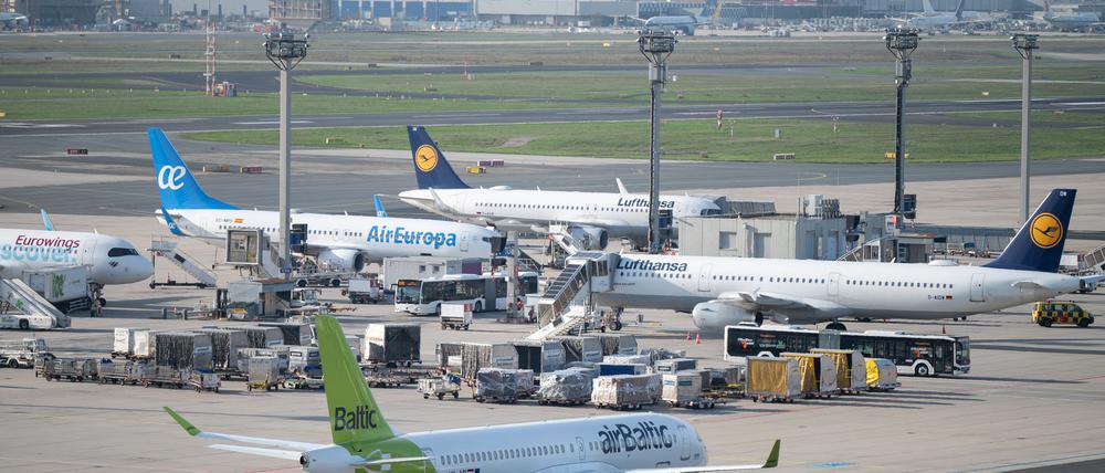 Jets von Lufthansa und AirBaltic auf dem Flughafen Frankfurt.