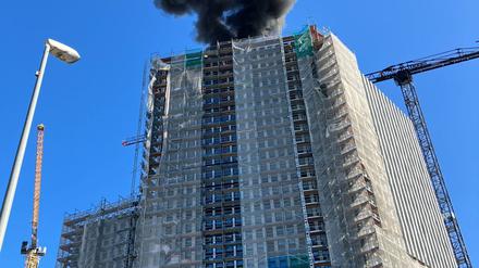 Die Ursache für das Feuer auf dem Dach eines Hochhauses ist noch unklar. 