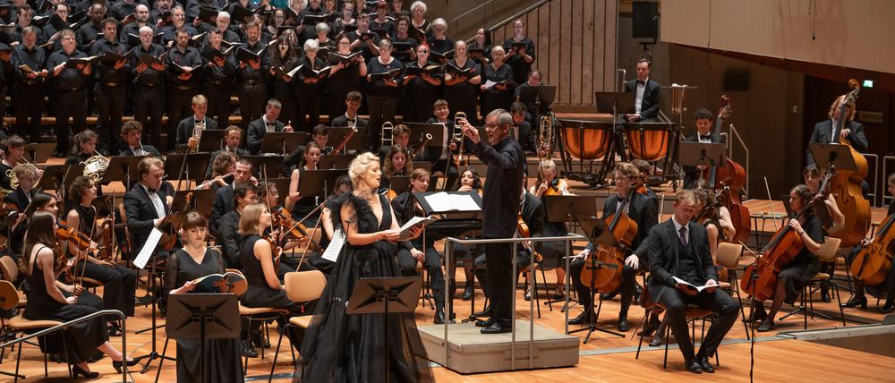 Sänger, so weit das Auge reicht: der Choralspace-Festivalchor unter Leitung von Simon Halsey mit Sopranistin Sarah Traubel. 