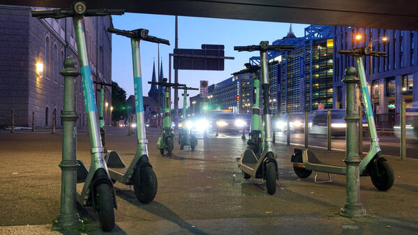 06.08.2022, Berlin - Deutschland. E-Scooter werden gern mitten auf dem Bürgersteig abgestellt. *** 06 08 2022, Berlin Germany E scooters like to be parked in the middle of the sidewalk
escooter sammlung berlin 13.4.