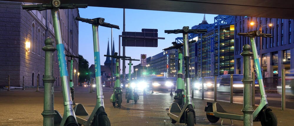 06.08.2022, Berlin - Deutschland. E-Scooter werden gern mitten auf dem Bürgersteig abgestellt. *** 06 08 2022, Berlin Germany E scooters like to be parked in the middle of the sidewalk
escooter sammlung berlin 13.4.