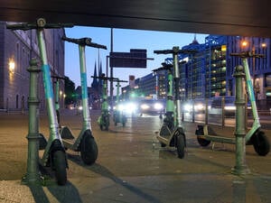 06.08.2022, Berlin - Deutschland. E-Scooter werden gern mitten auf dem Bürgersteig abgestellt. *** 06 08 2022, Berlin Germany E scooters like to be parked in the middle of the sidewalk
escooter sammlung berlin 13.4.