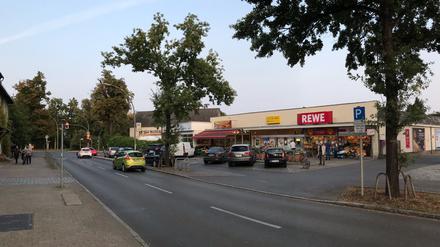 Das Zentrum von Berlin-Kladow mit Dorfplatz, Kirche, Supermarkt BVG-Haltestellen.